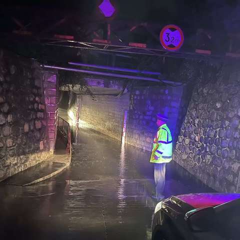 雨天“守路人”，高新交警深夜执勤护平安