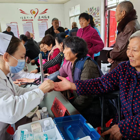 情暖重阳献爱心 守护银龄健康行
