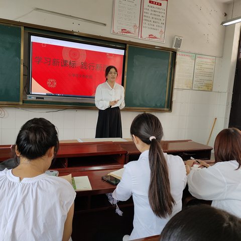 学习新课标，践行新课堂——召陵区实验中学渭河路校区语文教研活动