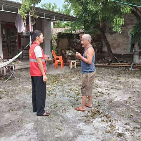 网格员入户走访看望特困户