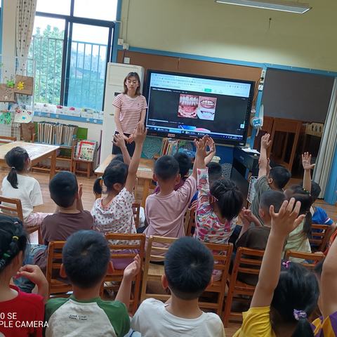 爱护牙齿，从小做起