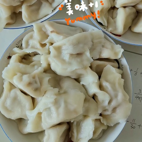 七年九班 张迅棠和爸爸妈妈包东北饺子