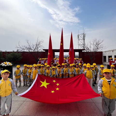 金太阳幼儿园“祭扫烈士塔，缅怀革命先烈”的主题活动。