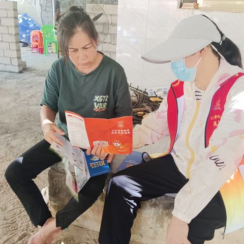 七叉村网格员开展反走私宣传