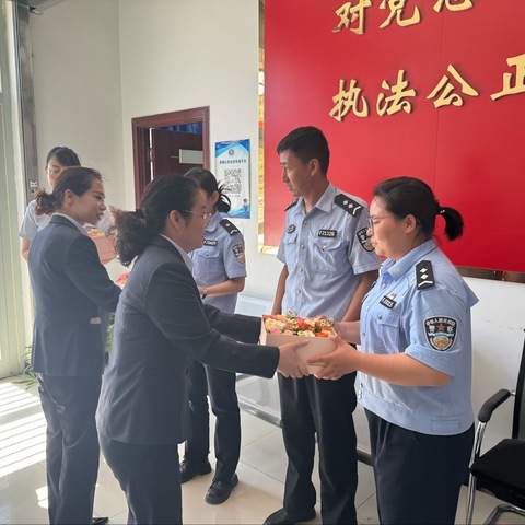 哈密市分行红星路支行—鲜花献交警，港湾暖人心