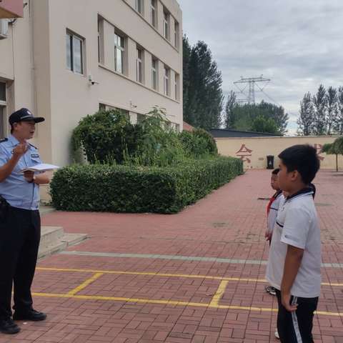 警官入校开展法制教育，呵护学生健康成长