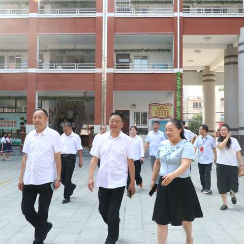 心系教育   情暖教师 ｜示范枣林街道办事处、枣林村领导教师节走访慰问南阳市第三十二小学校