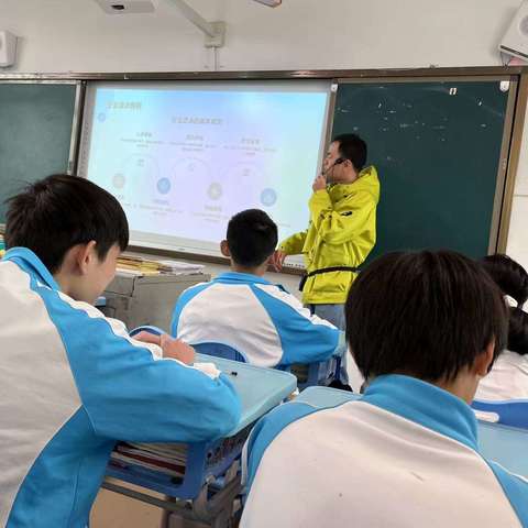 五指山中学八年级开展“防溺水安全教育”主题班会