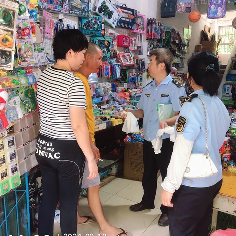 八所市监所针对东风路段沿街商铺“禁塑”问题整改进行复查