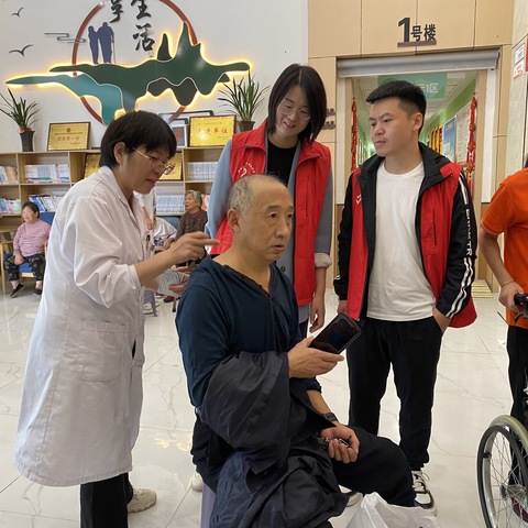 “志愿献爱心，情暖重阳节”——卫生健康服务中心开展重阳节慰问志愿服务活动