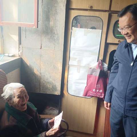 重阳节来临之际，市委常委、组织部部长鲁红杰到原康镇慰问百岁老人。