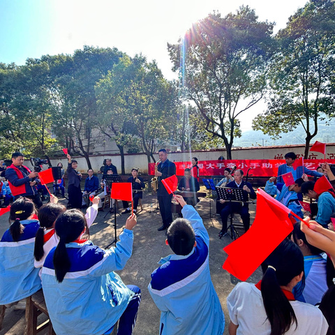 “五老”进校园 大手牵小手助学文艺汇演在流源小学举行