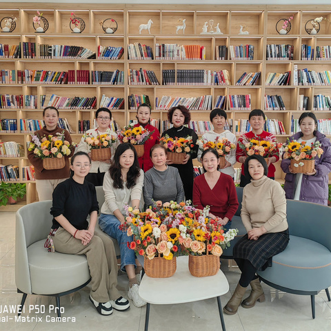 “花韵绽芳华 巾帼向未来”三八节插花活动