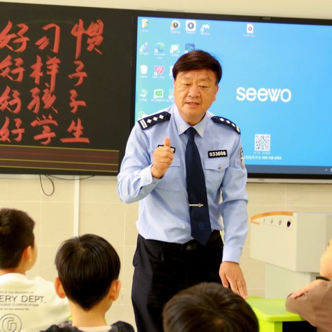 法治宣传进课堂，警校携手助成长