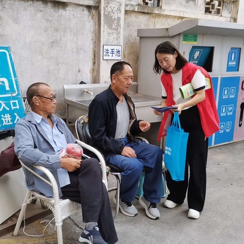 秦都区渭阳西路街道七里铺社区开展“分类入户到万家”垃圾分类活动