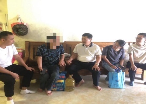 平安关爱在行动——龙华区海垦街道联合市卫健委开展社会面困难吸毒人员慰问活动