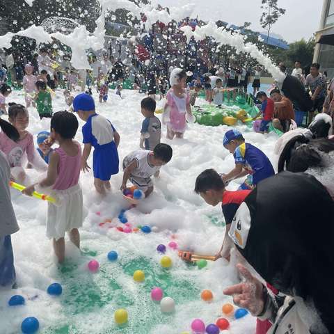 巴学园幼儿园“泡沫之夏，戏水狂欢”亲子活动