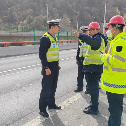 甘泉高速公路大队开展道路交通整治工作