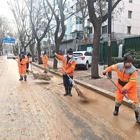 清扫二股、机扫二股人机配合突击清理正东街、长征街自来水管道破裂污染道路