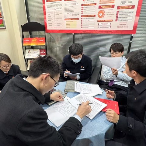 星火西路支行班后召开客户经理复盘会