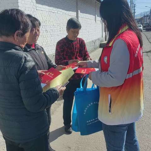 宁武县栖凤社区网格员开展反邪防邪宣传活动