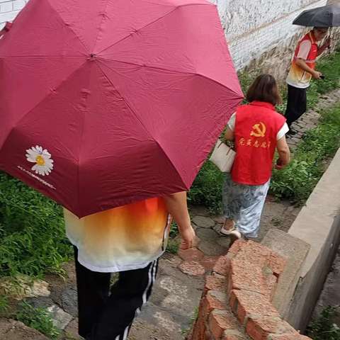 宁武县栖凤社区 | 网格员闻“汛”而动，全力筑牢安全防线