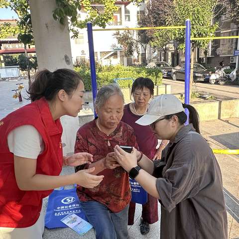 服务多跑路  群众少跑腿——府西社区开展“就业社保服务社区村村全覆盖”政策宣传活动