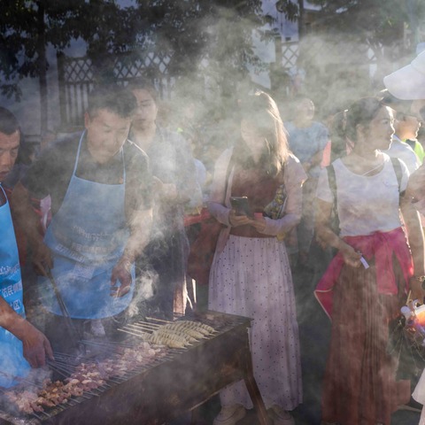 乌鲁木齐水西沟镇平西梁村巷道集市非常热闹！