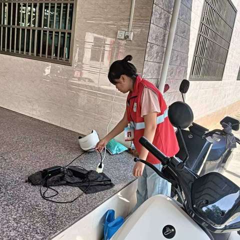 罗带村网格员开展电动车安全充电排查工作