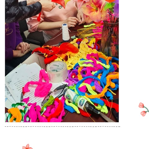 “共朝美好”劲松街道残联农光里温馨家园开展“心生美好，如花绽放”——丝网花手工制作活动。