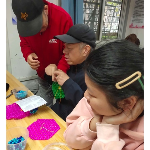 “共朝美好”劲松街道残疾农光里温馨家园:指尖艺术、缤纷珠彩、孔雀开屏果盘串珠培训活动。