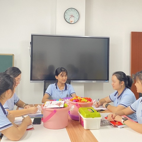 “小班阅读分享活动中师幼互动的策略研究课题组”开展六月份公开课活动