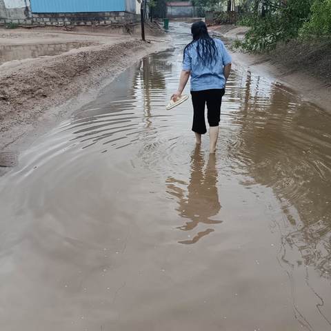 【雨中的守望者：守护乡村的每一寸安宁】