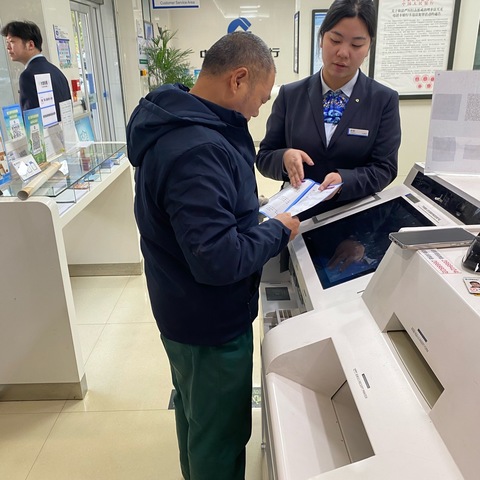 建行襄城支行开展敬老月反假知识宣传和兑零换残活动