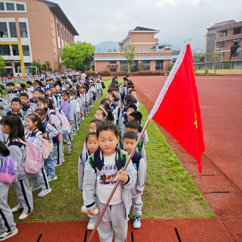 笑靥踏春行，不负好时光——古坊小学一年级春季研学活动