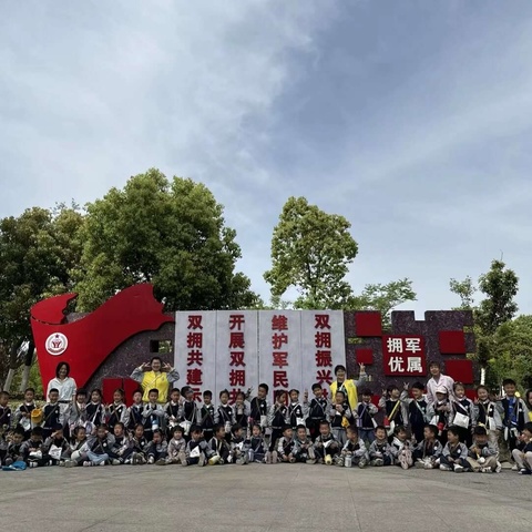 大手拉小手，共寻春的线索 ——实幼吾悦园中2班进社区混龄活动