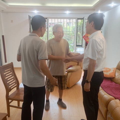 井冈山路支行走访慰问老党员活动