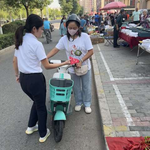 内蒙古银行包头高新支行现金服务进社区、进市场活动宣传