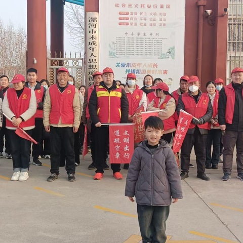 爱心护学岗：三（11）班守护孩子平安成长