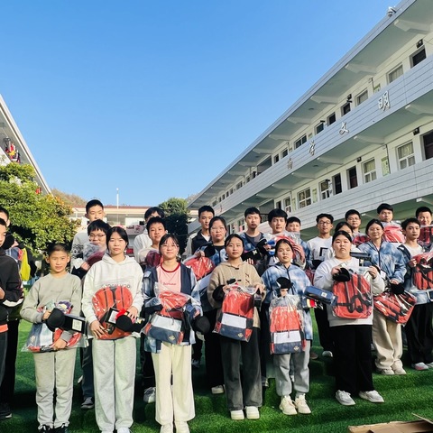 情暖校园，爱伴成长
