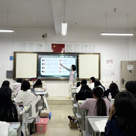 幼教大专47班主题班会“阳光青年，健康成长”