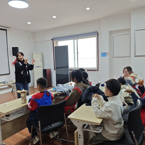 【新城区西一路红会社区、民乐社区】开展“废旧物的新生命”——旧物改造手工小课堂活动