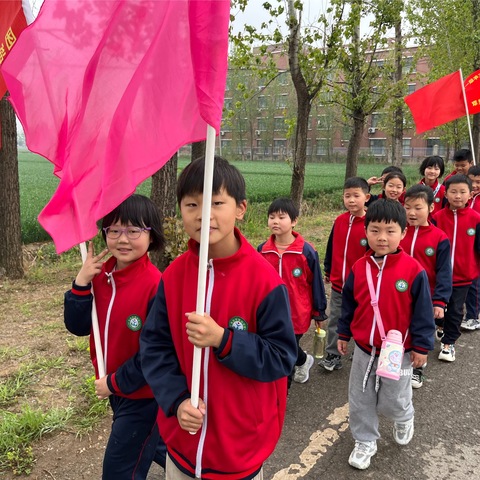 鸟语花香踏青趣——单县芳草地学校二年级一班