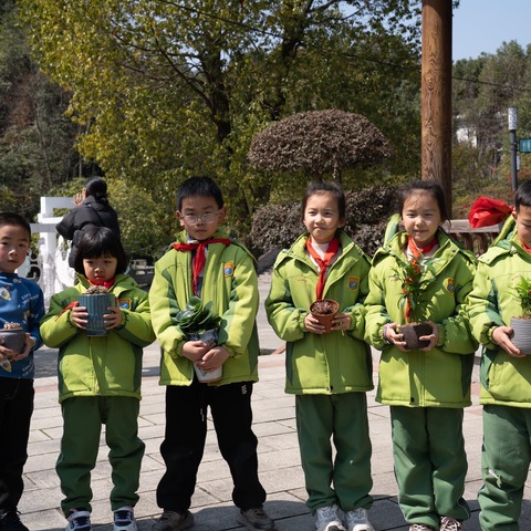 “植初心，种未来，我与小树共成长”———实验小学202班