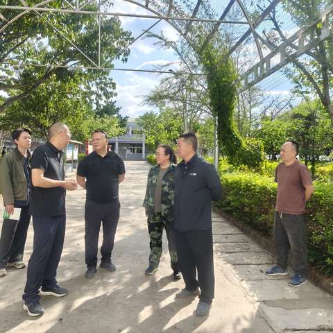 守好舌尖防线   筑牢溺水堤坝 ——禄丰市委办主任张宏荣一行到彩云中学督导防溺水及食品安全工作