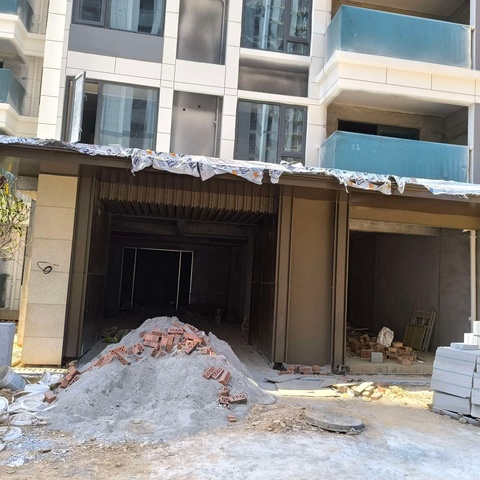 大家好！我是青桔young装的梁胜，今天是8月27日星期二，我来咱们保利北C2栋看楼盘进度情况了，给大家拍了些照片，请大家耐心观看哦！