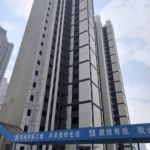 大家好！我是梁胜，今天是10月15星期二，我来咱们向江徕看楼盘进度情况了，给大家拍了些照片和视频，请大家耐心观看哦！