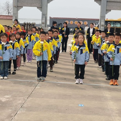 【祭扫烈士墓，缅怀革命情】——武功县大庄学区文徐幼儿园清明祭扫活动