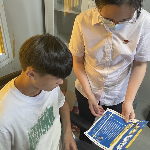 开卡为发薪，反诈需上心——练市支行上门开卡反诈宣传