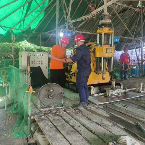 高温下的坚守      烈日里的“清凉”